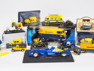 Vente aux enchères MICHELIN.  Lot de petites voitures comprenant : - Un combi Michelin  -