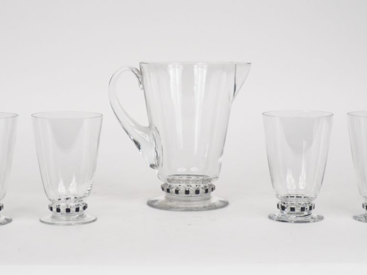 LALIQUE.  Parties de services de verres en cristal :  - une carafe et 