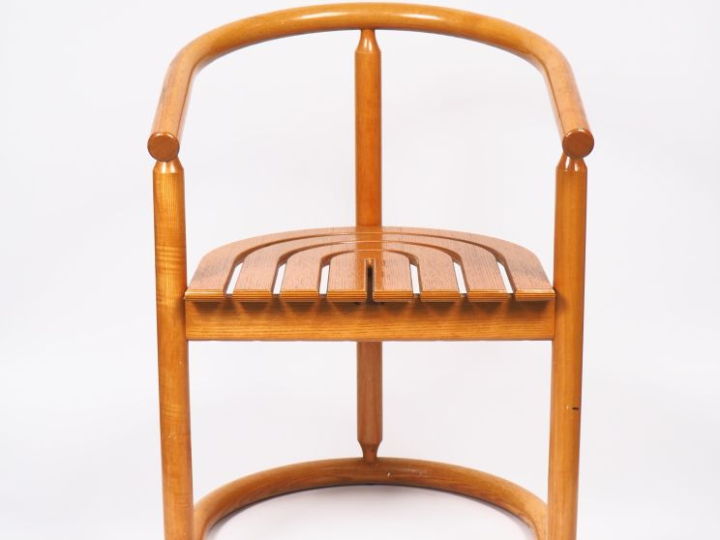 ALLMILMÖ. Suite de quatre fauteuils gondole Design en chêne, années 80