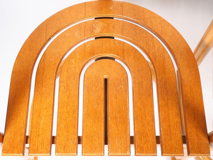 ALLMILMÖ. Suite de quatre fauteuils gondole Design en chêne, années 80