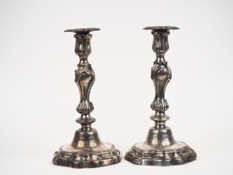 Vente aux enchères Paire de bougeoirs Louis XV en bronze argenté, à décor de feuillage, d