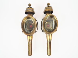 Vente aux enchères Paire de lampes de calèches en laiton et verre. H. 44 cm
