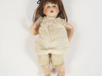 Vente aux enchères 	Bébé de caractère de fabrication française SFBJ moule 251 taille 4 bo
