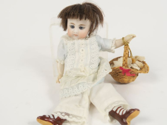 Vente aux enchères Mignonnette Simon et Halbig toute en porcelaine yeux fixes bleu, bouch