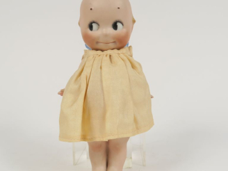 Vente aux enchères 	Kewpie avec bras articulé ne comporte pas de signature, présente un d