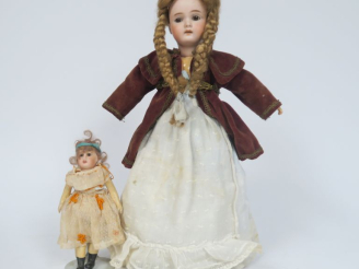 Vente aux enchères 	Poupée de fabrication allemande tête porcelaine marquée 449, les yeux