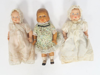 Vente aux enchères Lot comprenant : 2 bébés celluloïds souvenir de baptême présentés dans