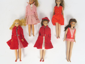 Vente aux enchères Lot de 5 poupées skipper des années 60 et 70 en vêtements anciens pour