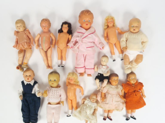 Vente aux enchères Carton comprenant bébé celluloïd de diverses marques dont Josette 2 pi