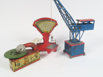 Vente aux enchères Grue mécanique en tôle, marquée made in France 40cm on y joint petite 