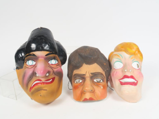 Vente aux enchères 	Art Forain lot de 3 masques de carnaval en carton peint des année 20/