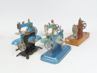 Vente aux enchères 5 machines à coudre pour enfants des années 1930 à 1950.