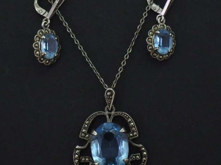 Pendentif ajouré en argent, serti en son centre d'une pierre bleu ciel