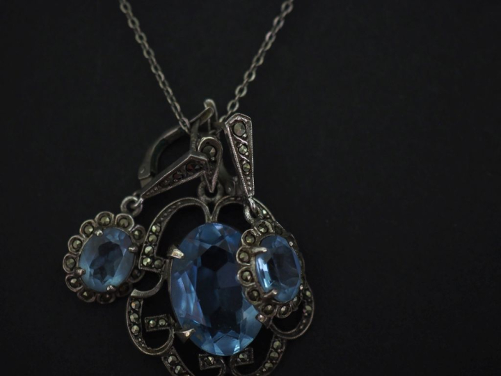 Pendentif ajouré en argent, serti en son centre d'une pierre bleu ciel