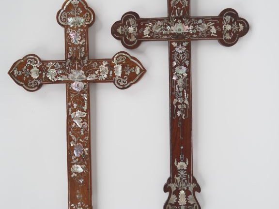 Indochine, vers 1920, Deux croix en bois de palissandre "dalbergia coc