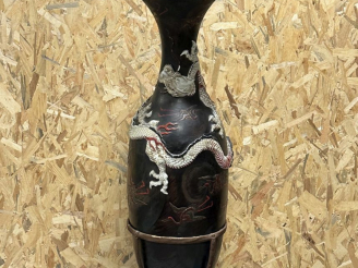 Vente aux enchères Japon, Arita vers 1900, Important vase balustre à col pavillonné en co