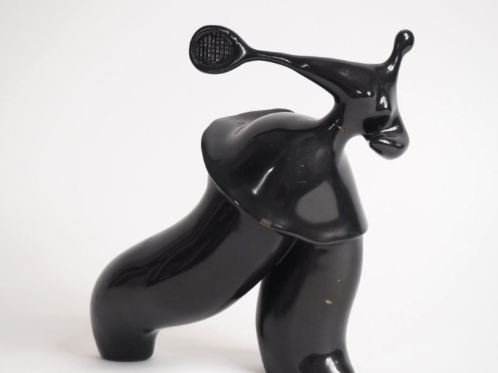 TOUTAIN.  "à la volée" Sculpture en bronze à patine noire 5/8 Dim. 19 