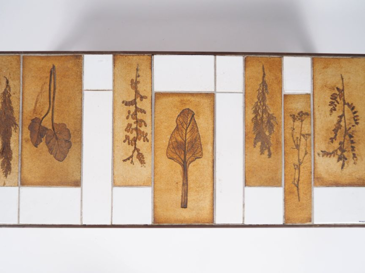 Roger CAPRON. Table basse modèle "herbier" en céramique. Signée. Dim. 