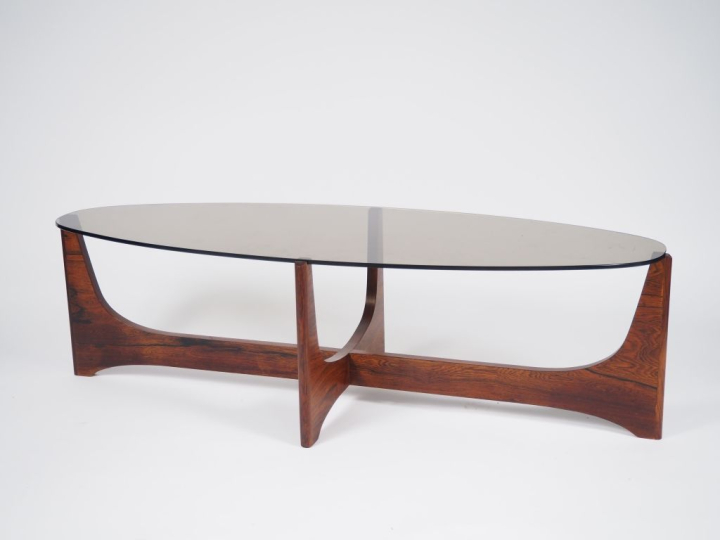 Hugues POIGNANT. Table basse années 60 en palissandre et verre fumé. D