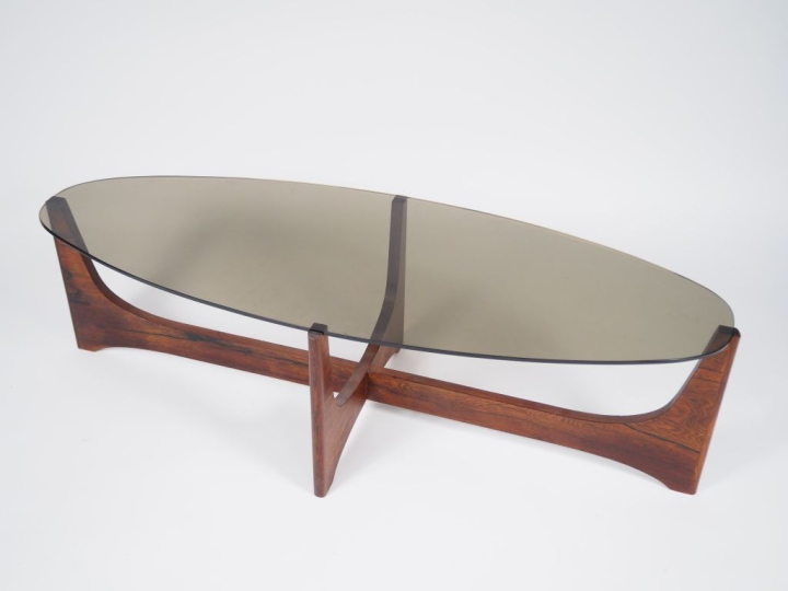 Hugues POIGNANT. Table basse années 60 en palissandre et verre fumé. D