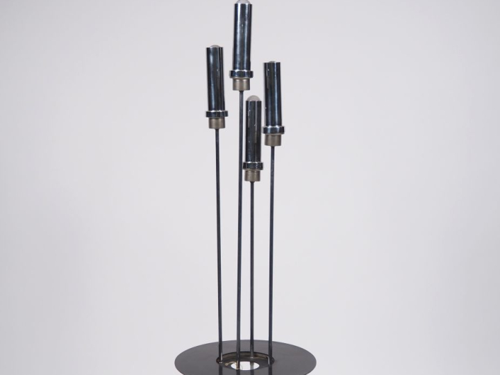 Lampadaire Italien années 70 en métal chromé et acier. Eclairant à 4 l