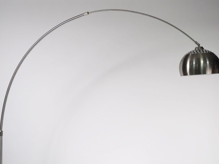 Lampadaire en métal chromé, piètement circulaire en mabre. Réglable. H
