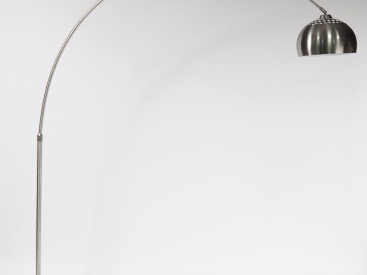 Lampadaire en métal chromé, piètement circulaire en mabre. Réglable. H