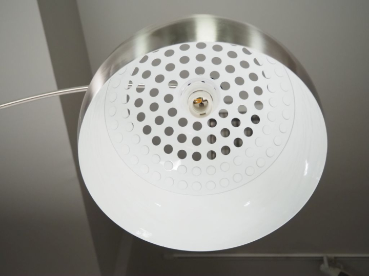 Lampadaire en métal chromé, piètement circulaire en mabre. Réglable. H
