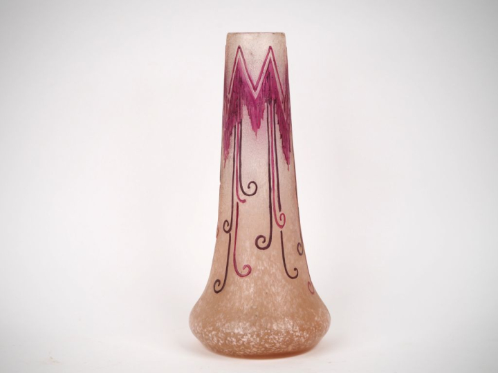 LEGRAS.  Vase en verre givré à décor gravé en camée à l'acide dans des