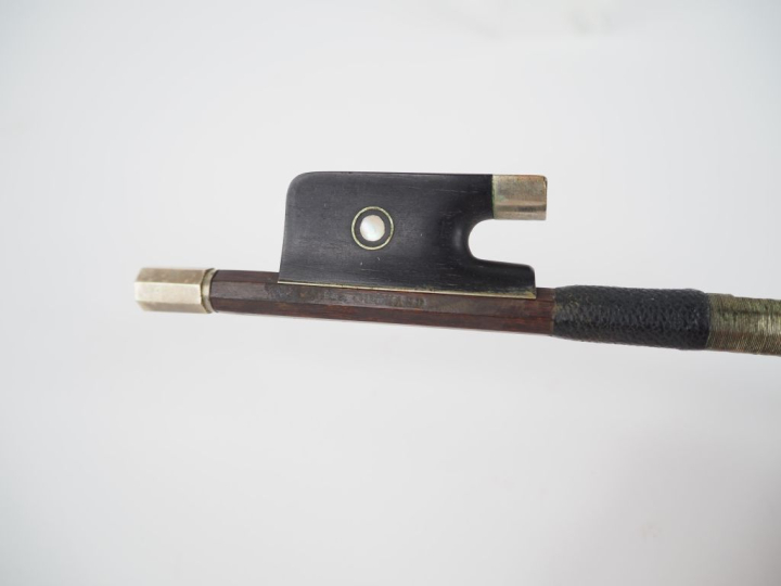 Archet	 de violon, portant la marque au fer "EMILE OUCHARD" en pernamb