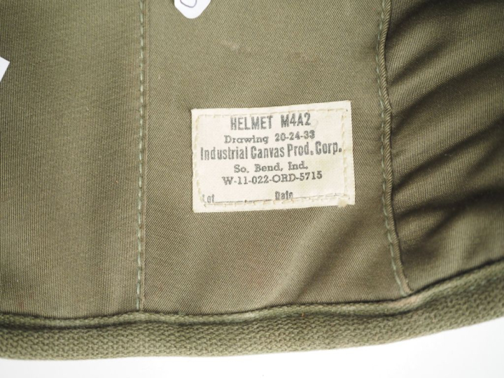 Casque anti éclats US M4A2, à oreilles.  Recouvert de toile. Jugulaire