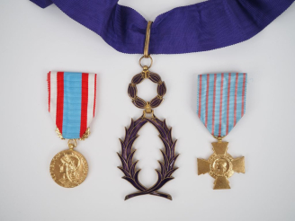 Vente aux enchères FRANCE  Ensemble de trois décorations :  -Commandeur des palmes académ