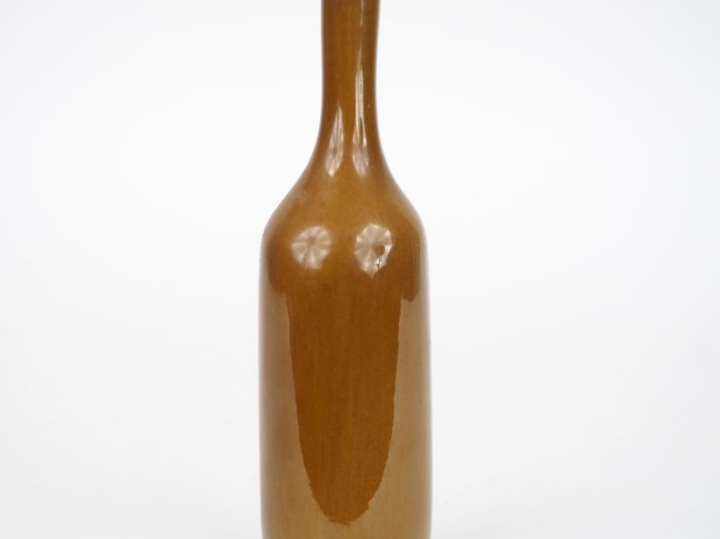 Jacques et Dani RUELLAND. Vase-bouteille en céramique brune. Signé. H.