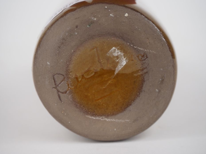Jacques et Dani RUELLAND. Vase-bouteille en céramique brune. Signé. H.
