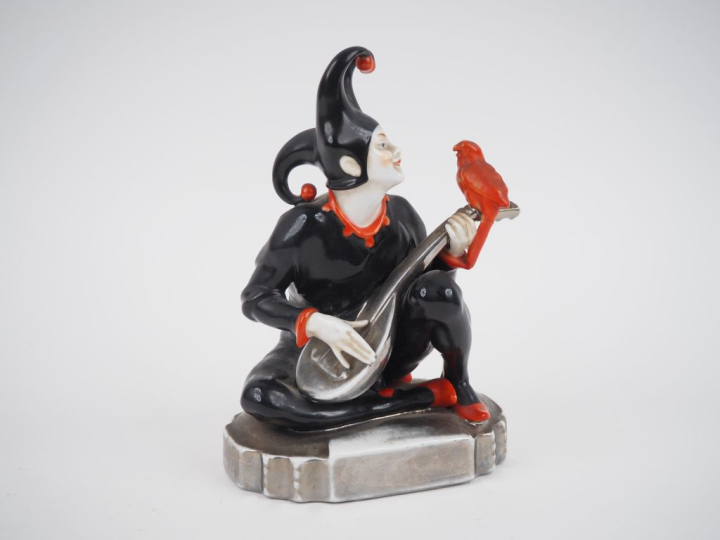 Sujet Art Déco en porcelaine polychrome, "troubadour au perroquet". Si