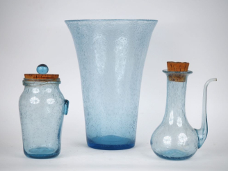 Vente aux enchères BIOT. Un vase, une verseuse et un pot en verre. Signés. H. de 25 à 37 