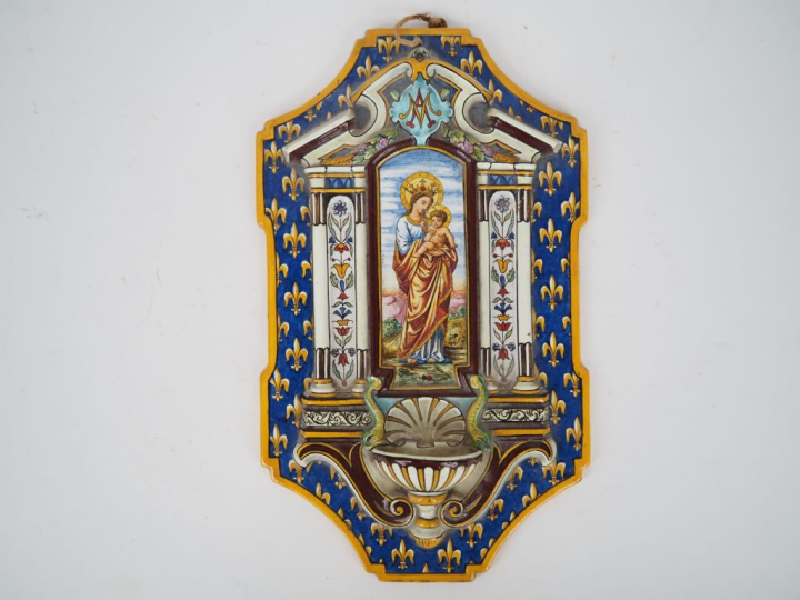 Bénitier vers 1900 en faience polychrome de Gien figurant en son centr