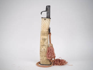Vente aux enchères Poire à poudre XIXème en os gravée et sculptée à décor d'un scène de c