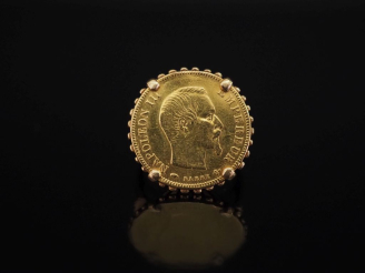 Vente aux enchères Bague en or jaune 750, sertie en son centre d'une pièce de 10 Francs o
