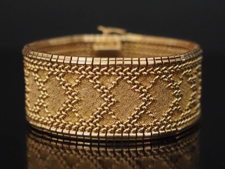 Vente aux enchères Bracelet manchette en or jaune 750, maille plate, à décr de motifs géo