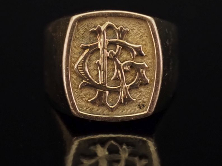 Bague de forme chevalière en or jaune 750, à décor de monogramme.  TDD