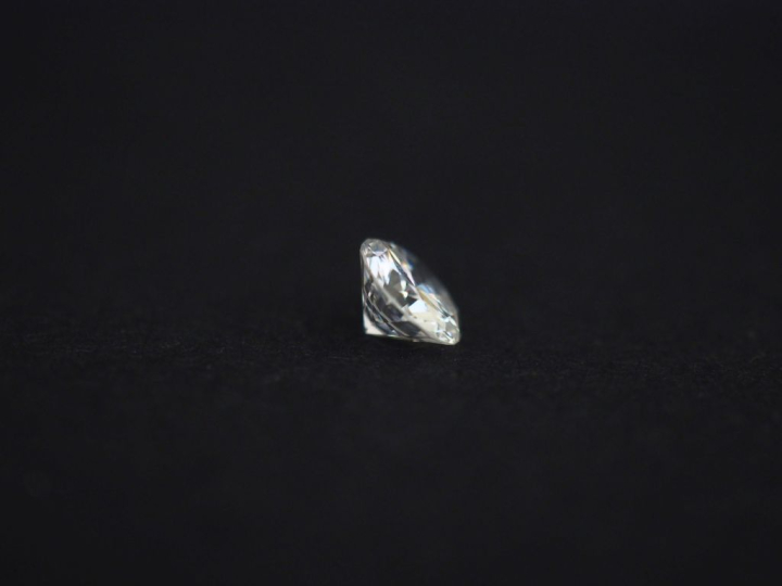 Diamant rond taille brillant sur papier pesant 1,08 ct, de couleur F S