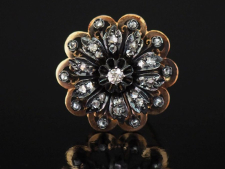 Vente aux enchères Broche Napoléon III en or jaune 750 et argent en forme de fleur, à ser