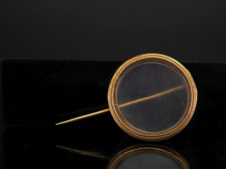Vente aux enchères Broche en or jaune 750, et verre. Diam. 2,4 cm Poids tel. 7,56 g   