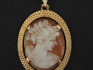 Vente aux enchères Pendentif de forme ovale en or jaune 750, serti en son centre d'un cam