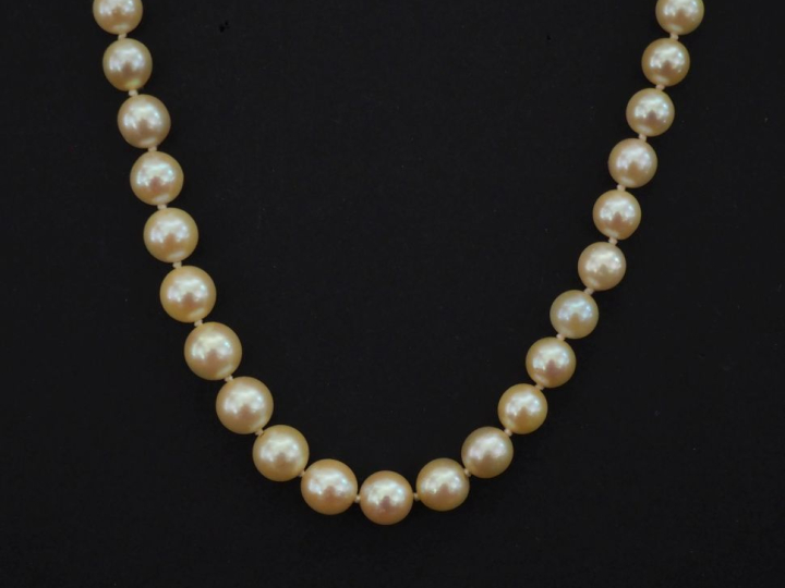	Sautoir de perles de culture blanches disposées en chute. Fermoir en 