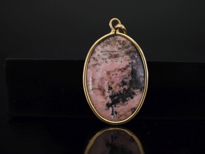 Pendentif de forme ovale en or jaune 750, sertie en son centre d'une p