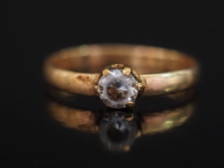Bague en or jaune 750, sertie en son centre d’une pierre à l’imitation