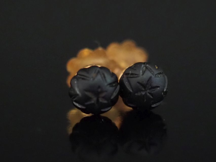 Paire de puces d'oreilles en or jaune 750, et composition, à décor d'é