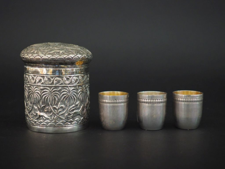 Suite de trois verres à liqueur en argent et vermeil 925, poinçon Mine